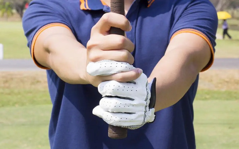 cách cầm gậy golf kiểu tay lồng vào nhau