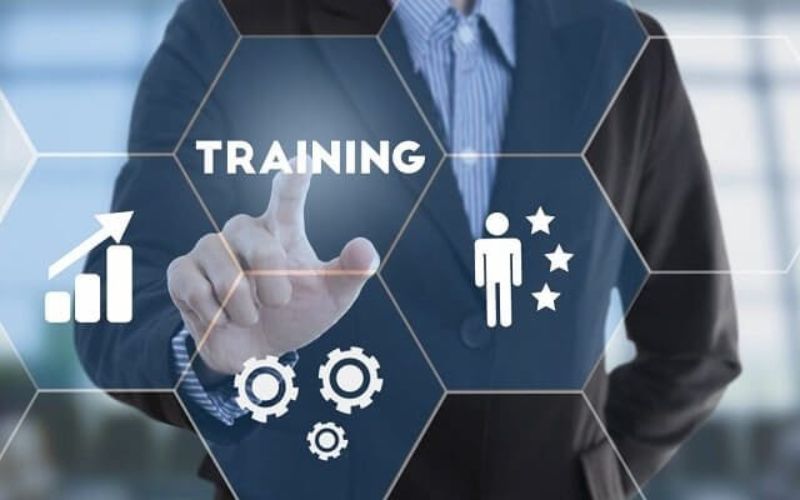 so sánh đào tạo nội bộ và thuê ngoài chi tiết