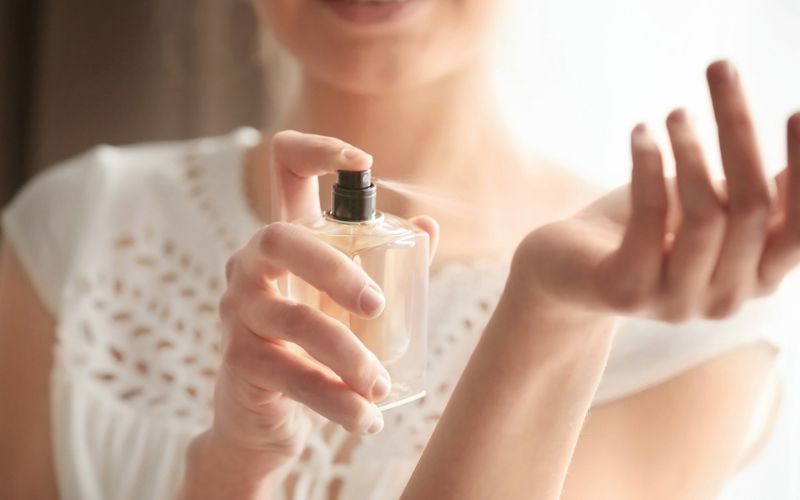 cách xịt nước hoa đúng cách