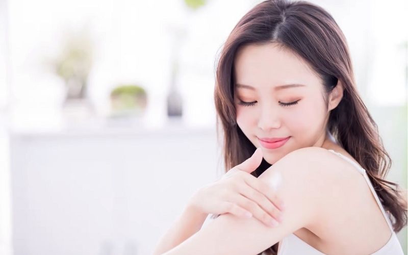 Nên dùng kem ẩm trước