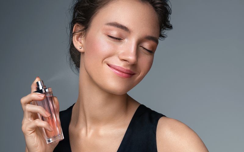 Trực tiếp lên da và tránh xịt ra không khí