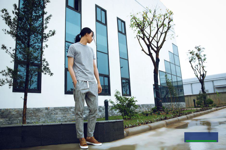 Áo phông nam tối giản và tinh thần sống gọn trong căn hộ